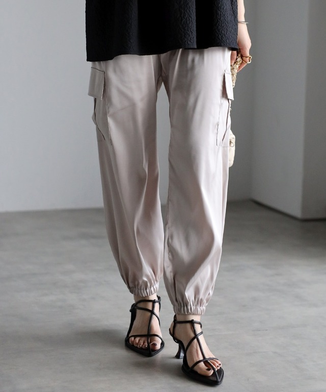 サテンカーゴパンツ