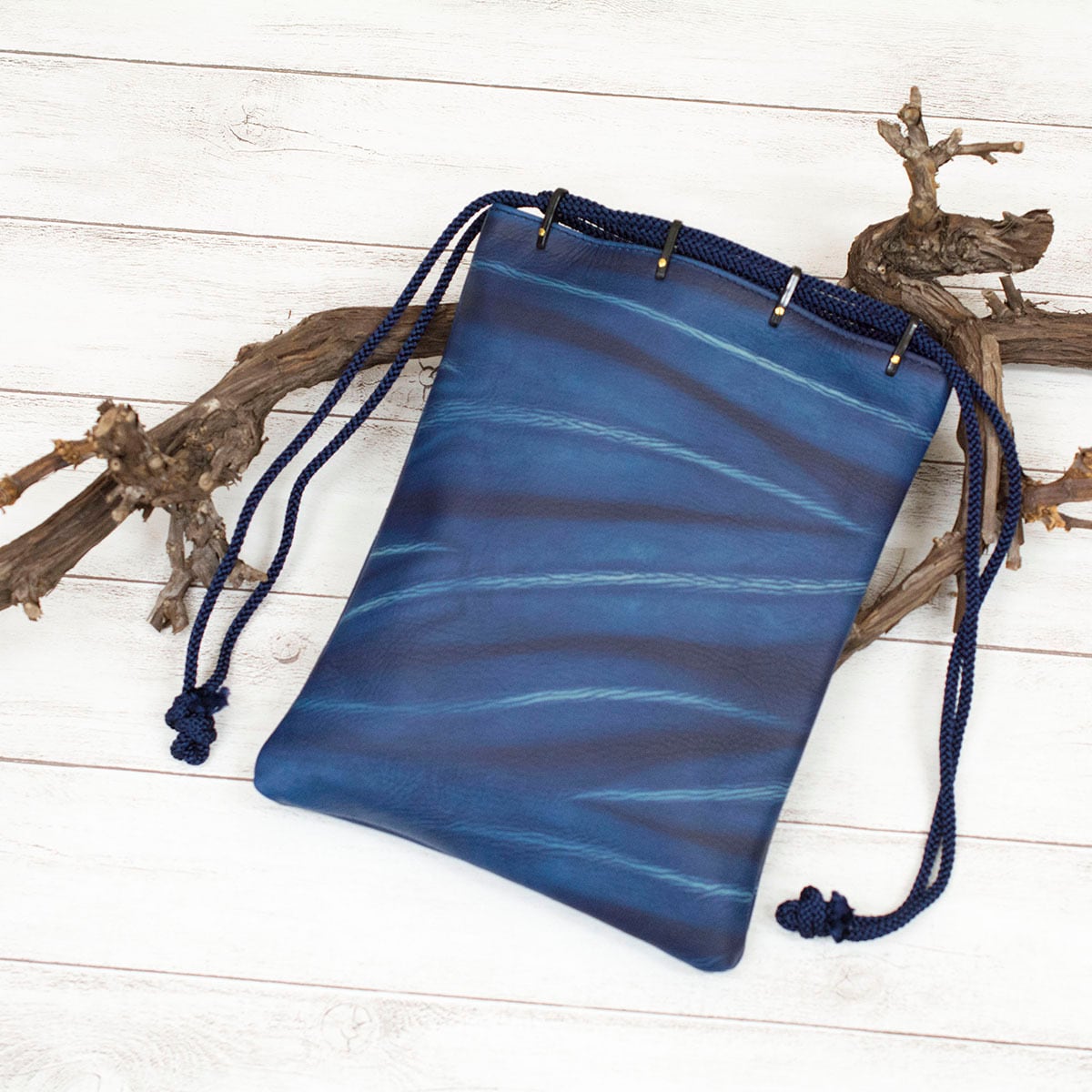 あけびのかごバッグと内袋2枚のセット　藍染格子の紬・久米島紬　リメイク あけびのかごバッグと内袋2枚のセット 藍染格子の紬・久米