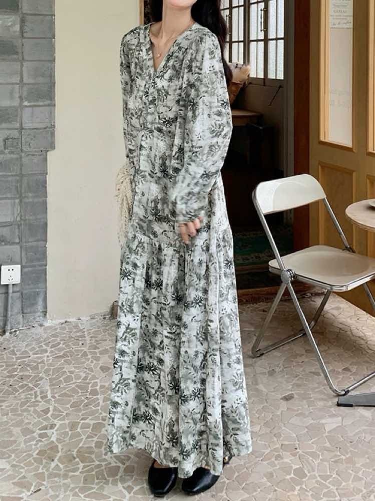 透かし編み×お洒落柄で魅せる、抜け感レイヤード 花柄モノトーン