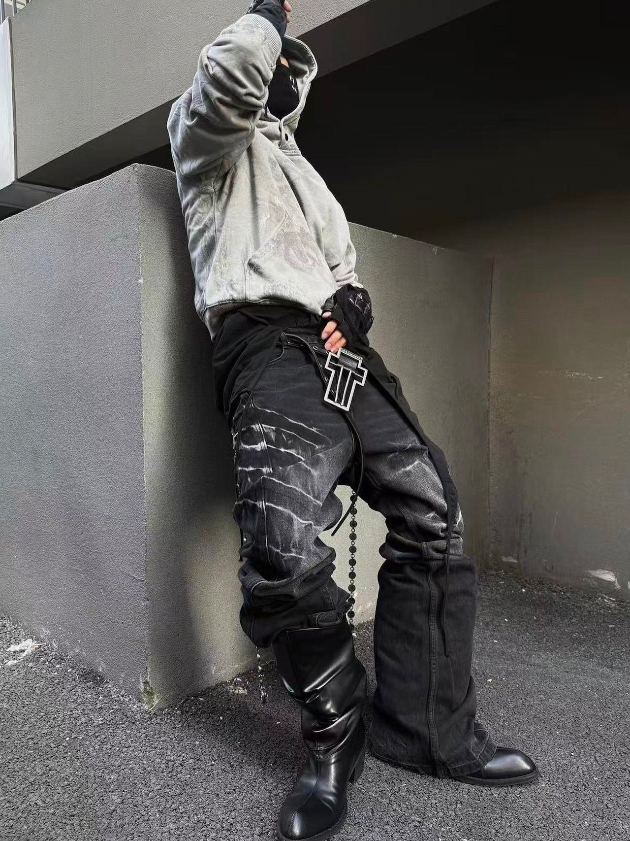 【TH4SWE】Cracked Whisker Washed Flared Jeans