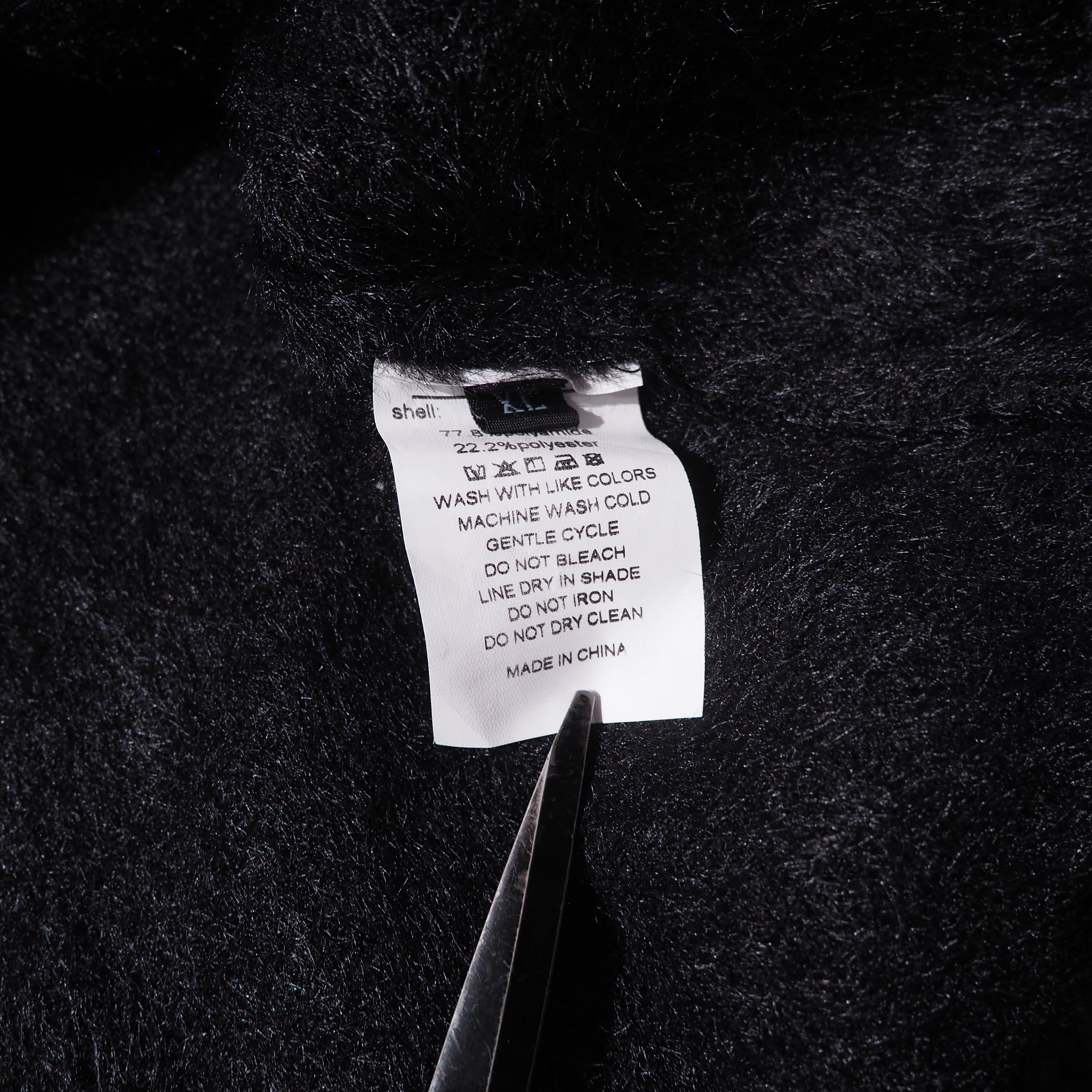 ” Unknown ” Geometric all Over Mohair - like Over silhouette knit