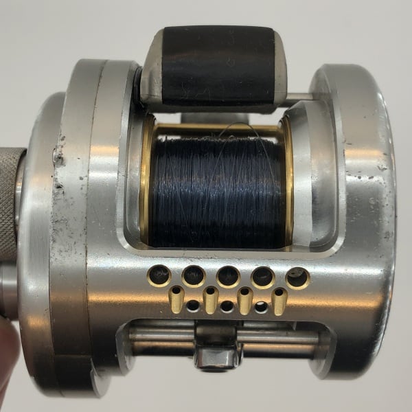 シマノ カルカッタコンクエスト100DC右ハンドル01865 中古品 シマノ カルカッタコンクエスト100DC右ハンドル01865 中古品