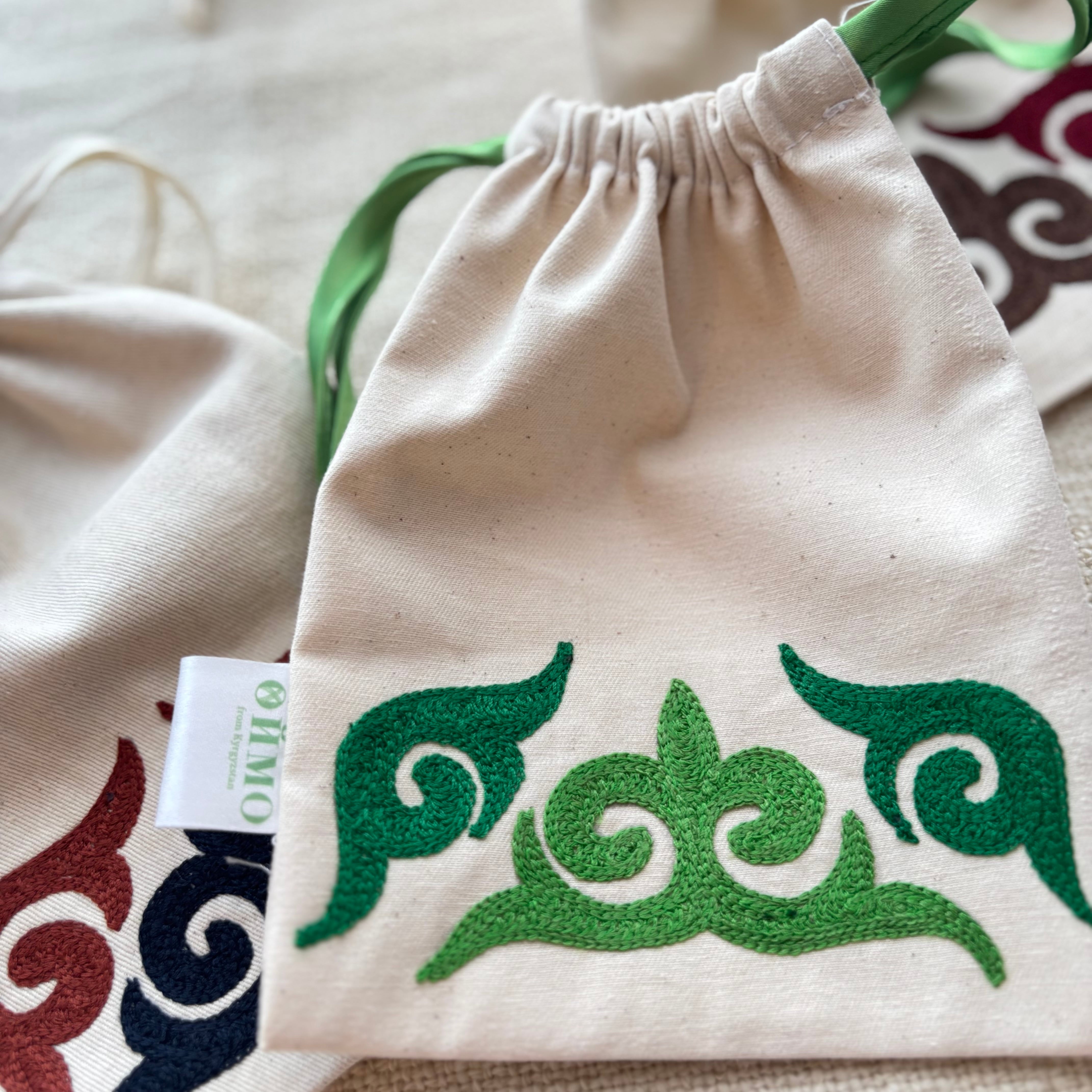 【持ち運びにおすすめ!】キルギスオイモ刺繍巾着 グリーン コットン生地