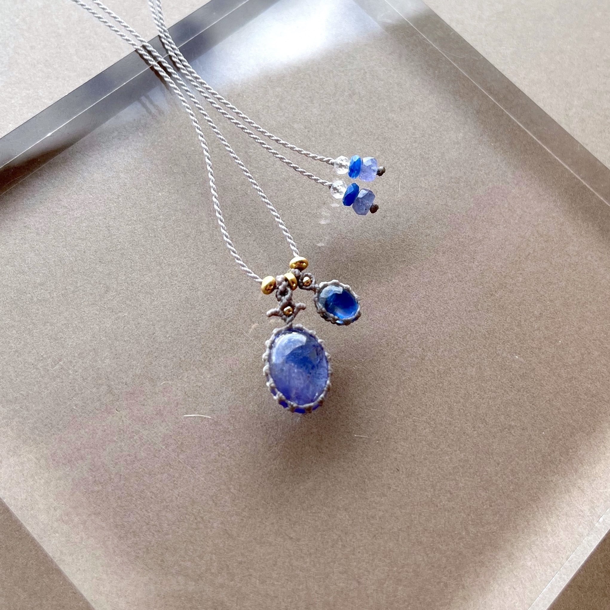 【値下げ可能 宝石好き注目】オノヤスヒデ タンザナイト マクラメ編みブレスレット 天然石さざれ/小 3-5mmタンザナイト | >>新商品発売日別一覧