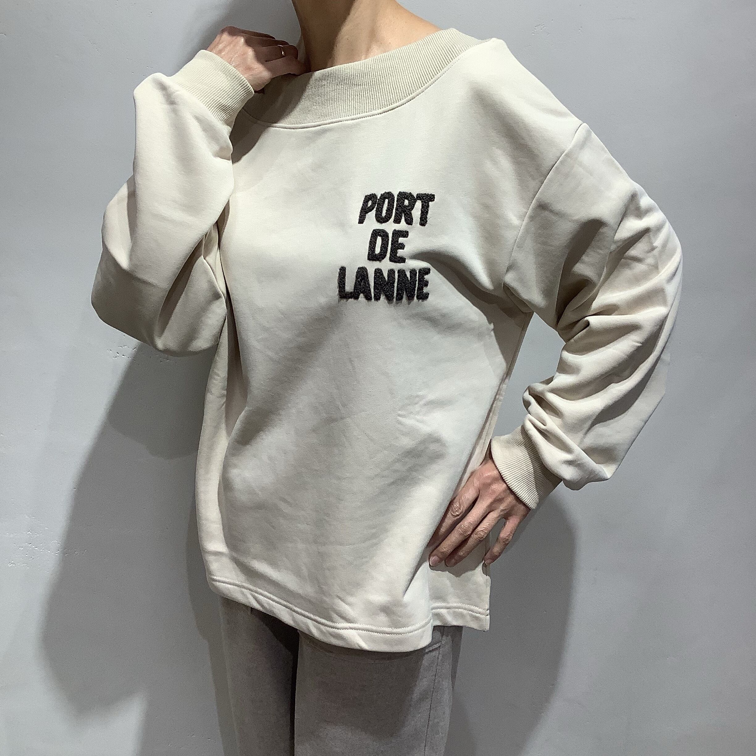 コリアグランドセール 2025 CLOCHE(クロッシェ)】ボートネックサガラ刺繍ロゴスウェット トレーナー/スウェット
