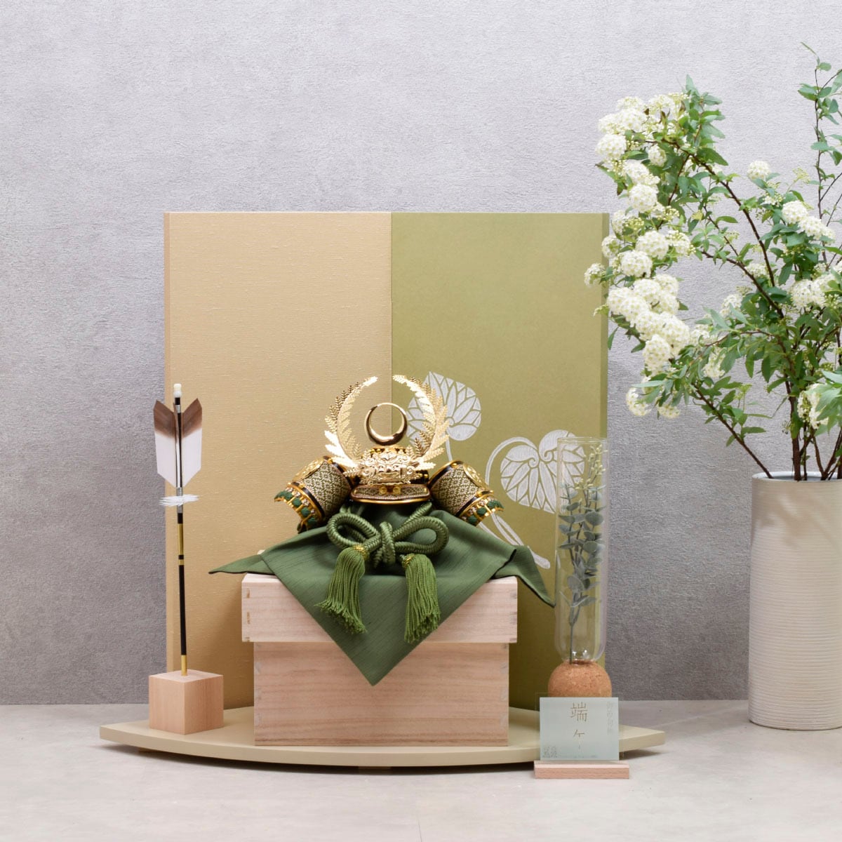 五月人形 おしゃれ 兜飾り / 90cm 着用兜 徳川家康 ( 金 ) 2 / ５月人形 モダン 五月人形 45cm生活空間｜8号 くすみ緑 武将 徳川家康兜｜円形アクリル