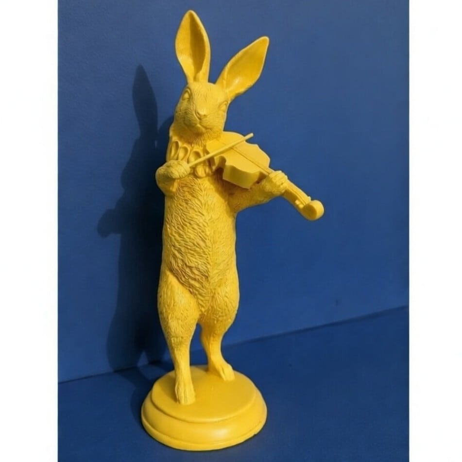 バイオリンを弾く黄色いウサギのオブジェ/兎/うさぎ/C0pernicus