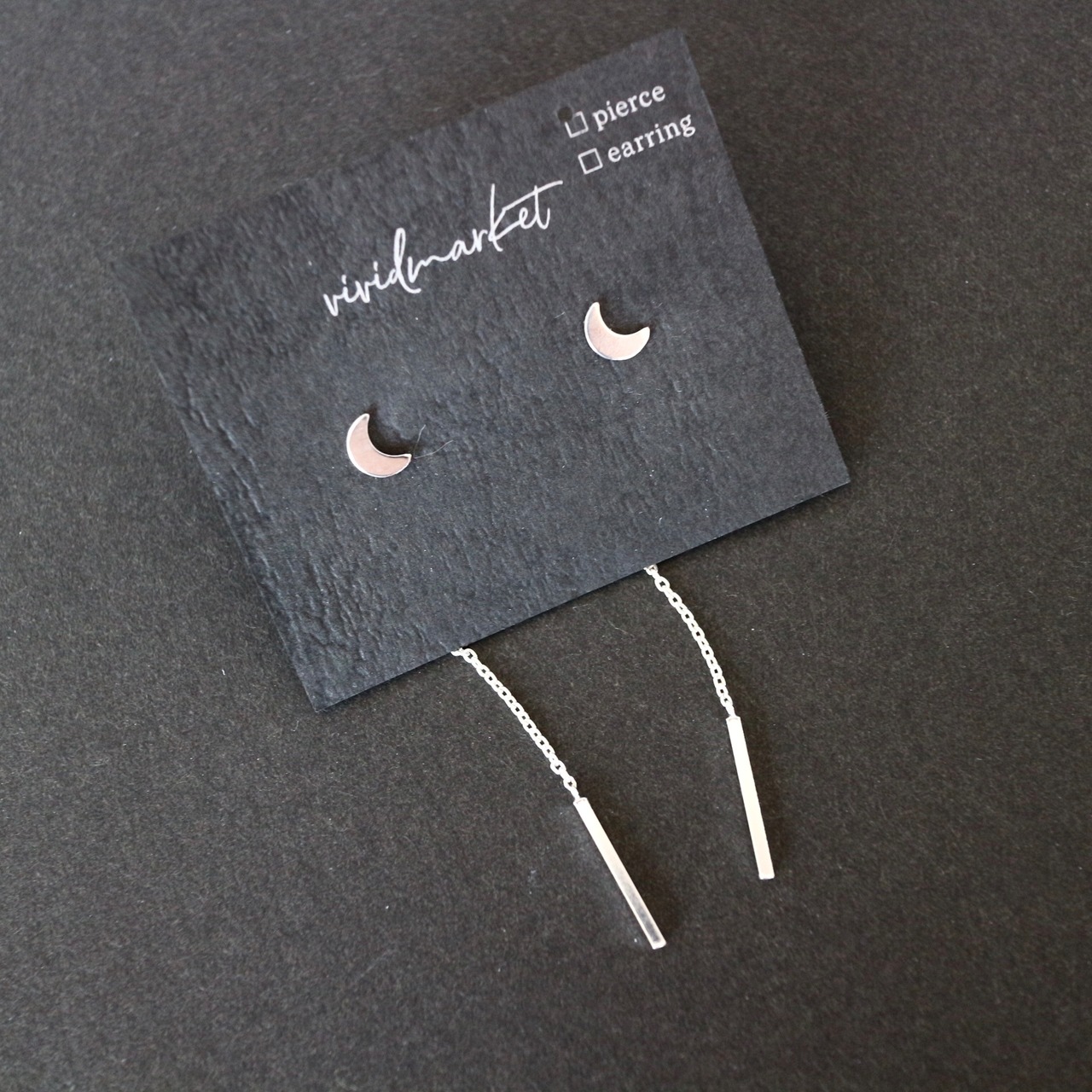 月とチェーンのシルバーピアス