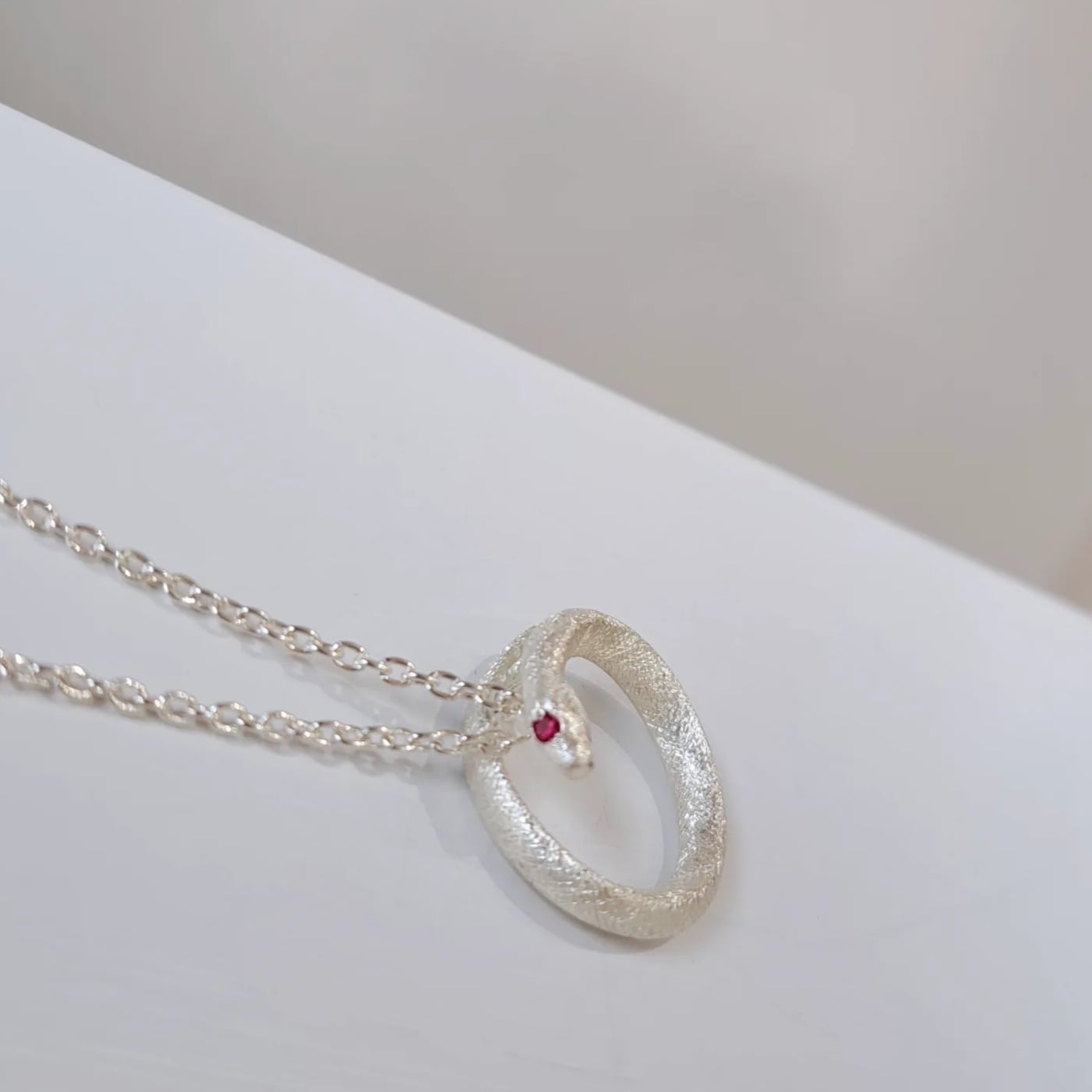 両目ルビー 白蛇ペンダントトップ】 ヘビネックレス 干支 巳 ヘビ