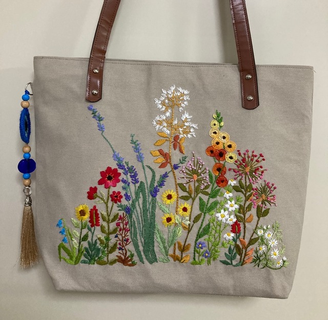 【再入荷１点のみ】シリアの本当の春を祝います！手刺繍トートバッグ〜春の花〜