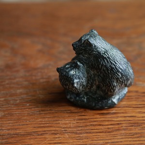 カナダから届いた、戯れる2頭のクマ