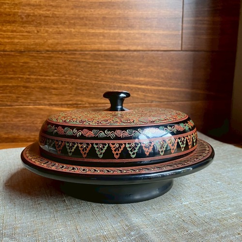 バガンの漆器　蓋つき菓子入れ（スエアウン作）No.2