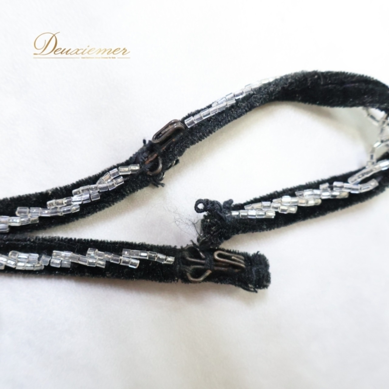 ベリーダンス オリエンタル 衣装 上下セット ブラック系 ベラ Bella トップス スカート アーム飾り 腕飾り 黒 ベロア ラインストーン ビーズ フリンジ ダンス衣装 豪華 装飾 シック かっこいい セクシー 透け感 イベント ステージ シルバー系