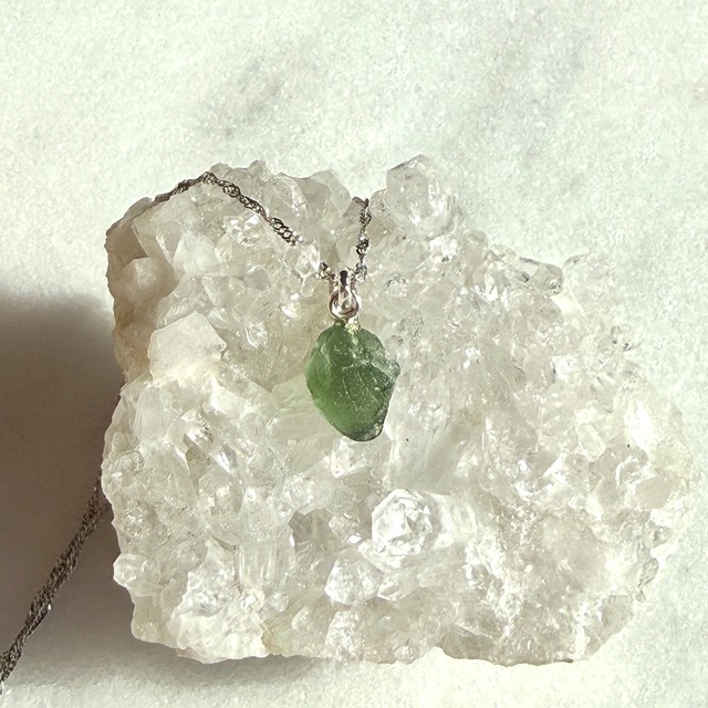 【本場買い付け】【最高品質】【希少石】モルダバイト　ペンダント（革ひも　or　チェーンつき　☆選べます）　NO.6