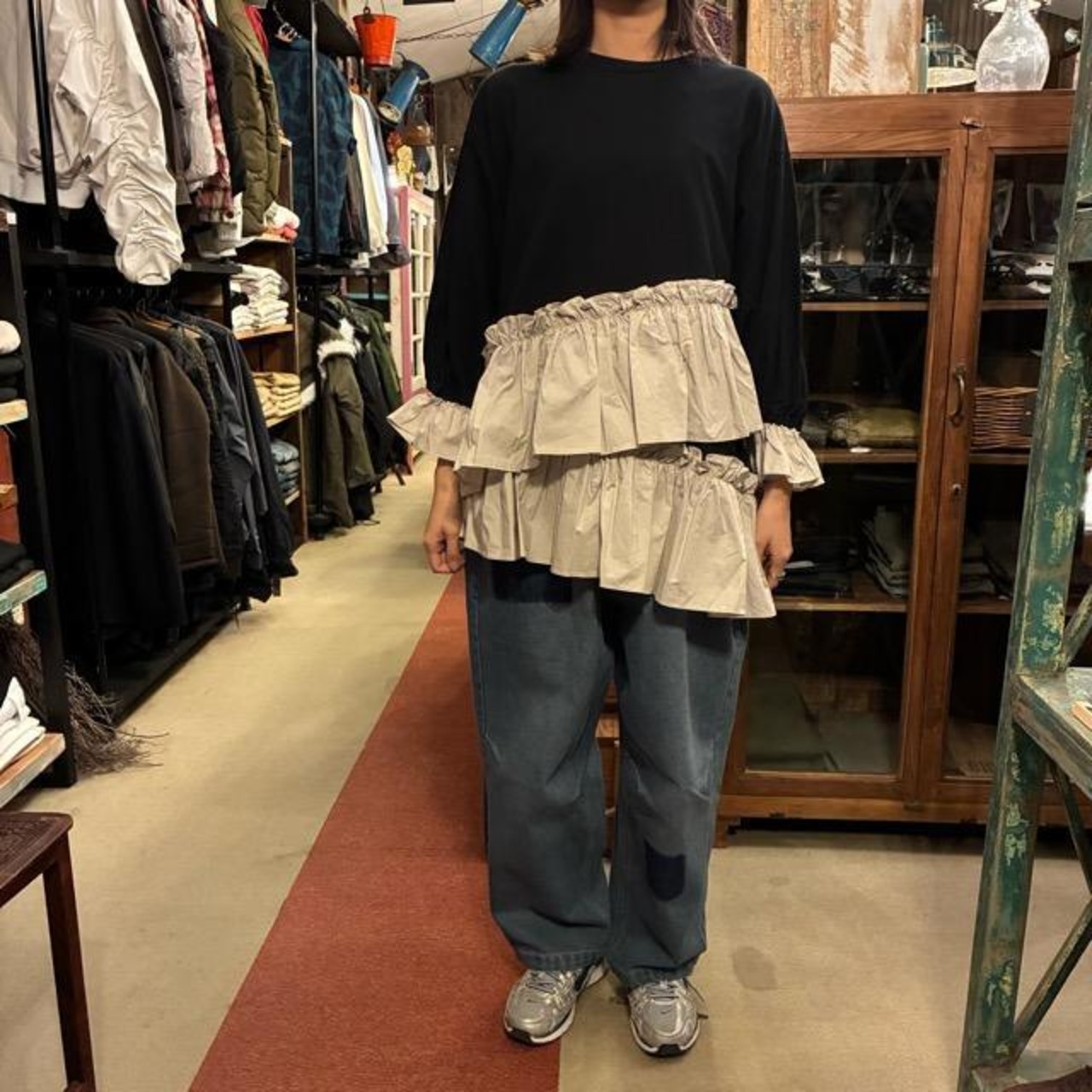UNIVERSAL SEVEN Classic Jersey Two-Color Asymmetrical Frill Pullover in Black and Greige with White Cut and Sew Blouse