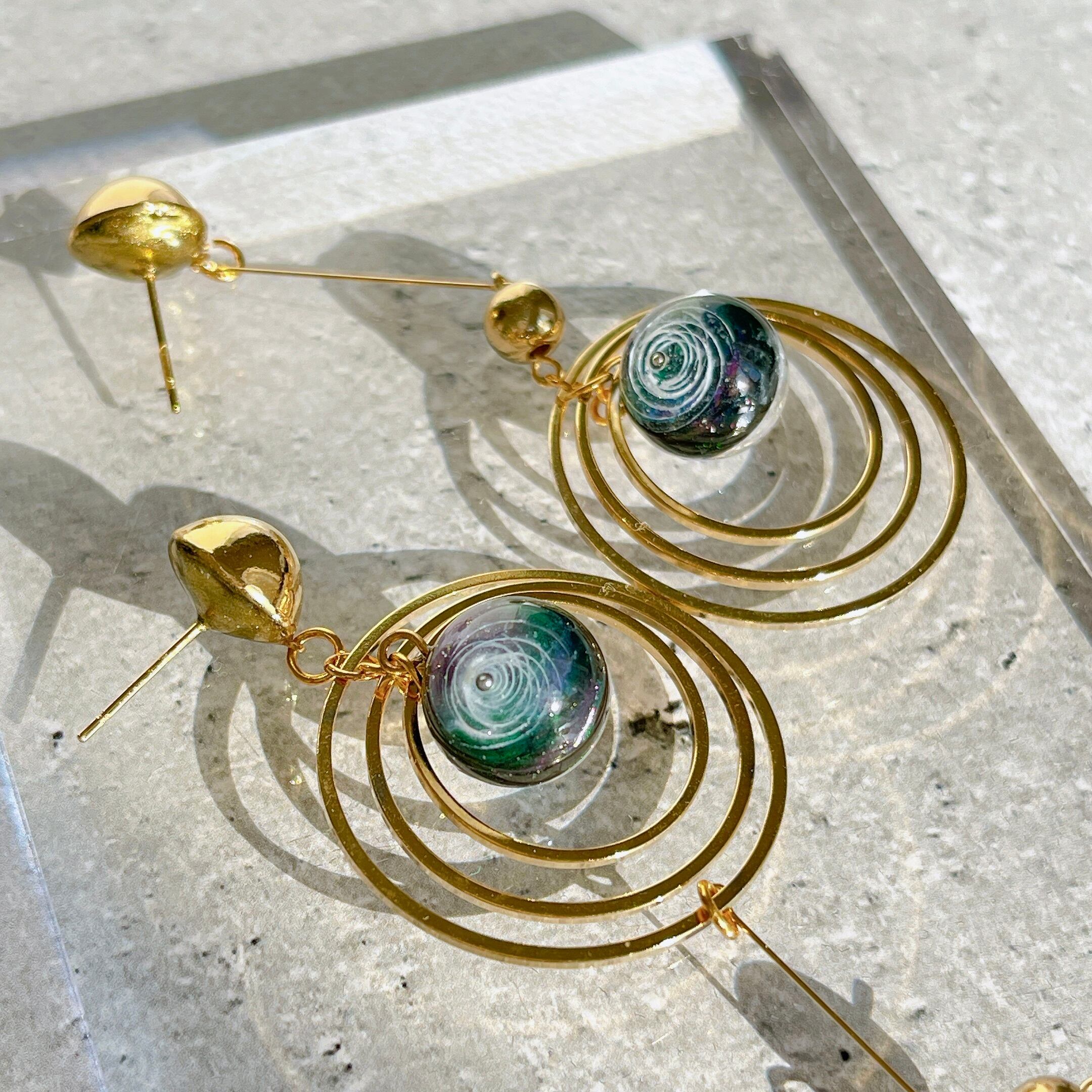 Vortex✧モビール風惑星ピアスGold✧宇宙ピアス・宇宙玉・宇宙レジン