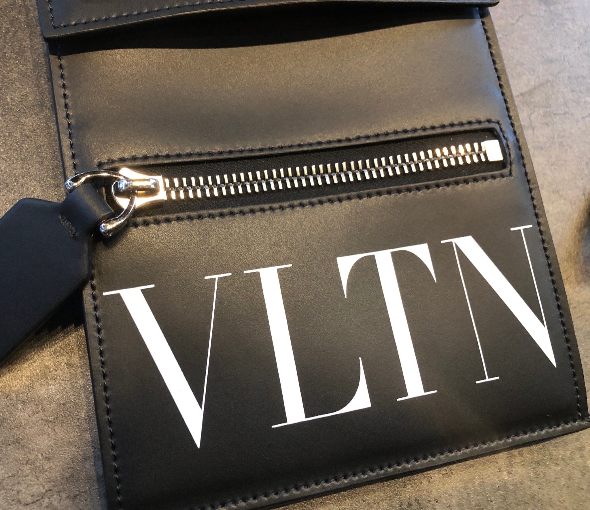 VALENTINO（ヴァレンティノ）/ TY2P0Q83LVN / ネックスマートフォン