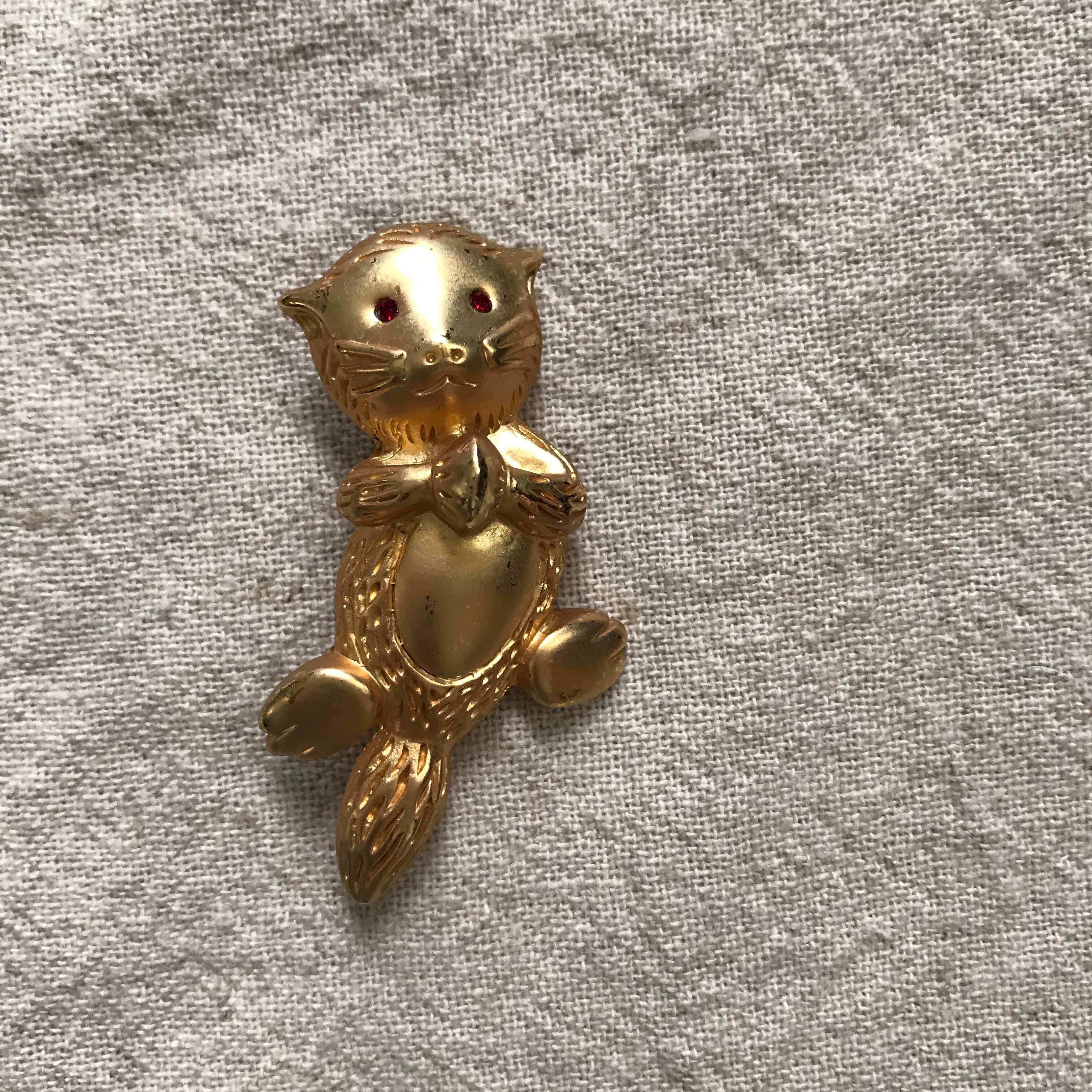 ラッコのブローチ