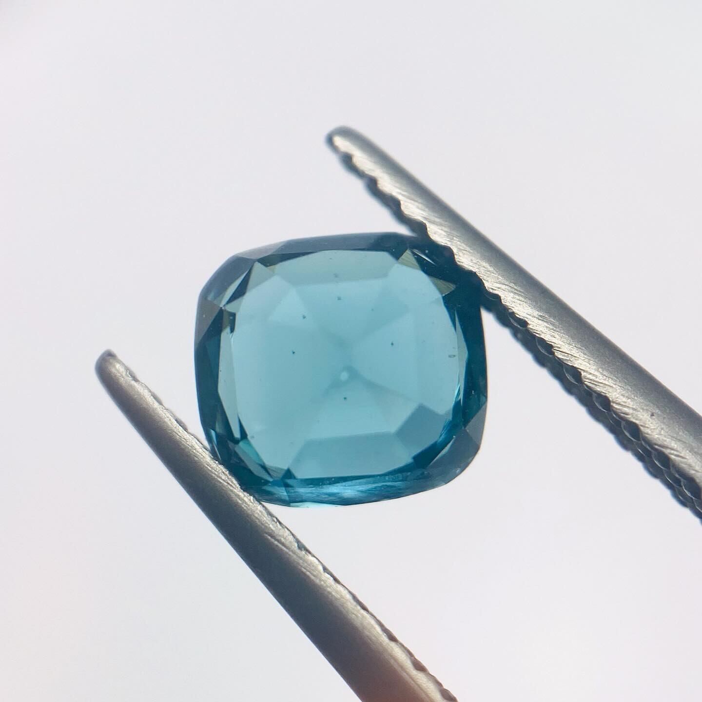 澄んだラグーンカラーのトルマリン