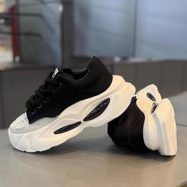 厚底スニーカー メンズ 個性的 かっこいい バイカラー スニーカー 韓国系 白 黒 エアクッション 運動靴 男性用 靴 くつ ダッドスニーカー 厚底 ブラック 緑 グレー ツートン ごつめ ストリート モノクロ デザイン性 ニッチ 学生 通学 SNS