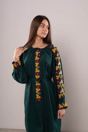 ウクライナ刺繍ヴィシヴァンカ・クラシック クロスステッチ　手刺繍　ブラウス　麻　レディース・フリーサイズ