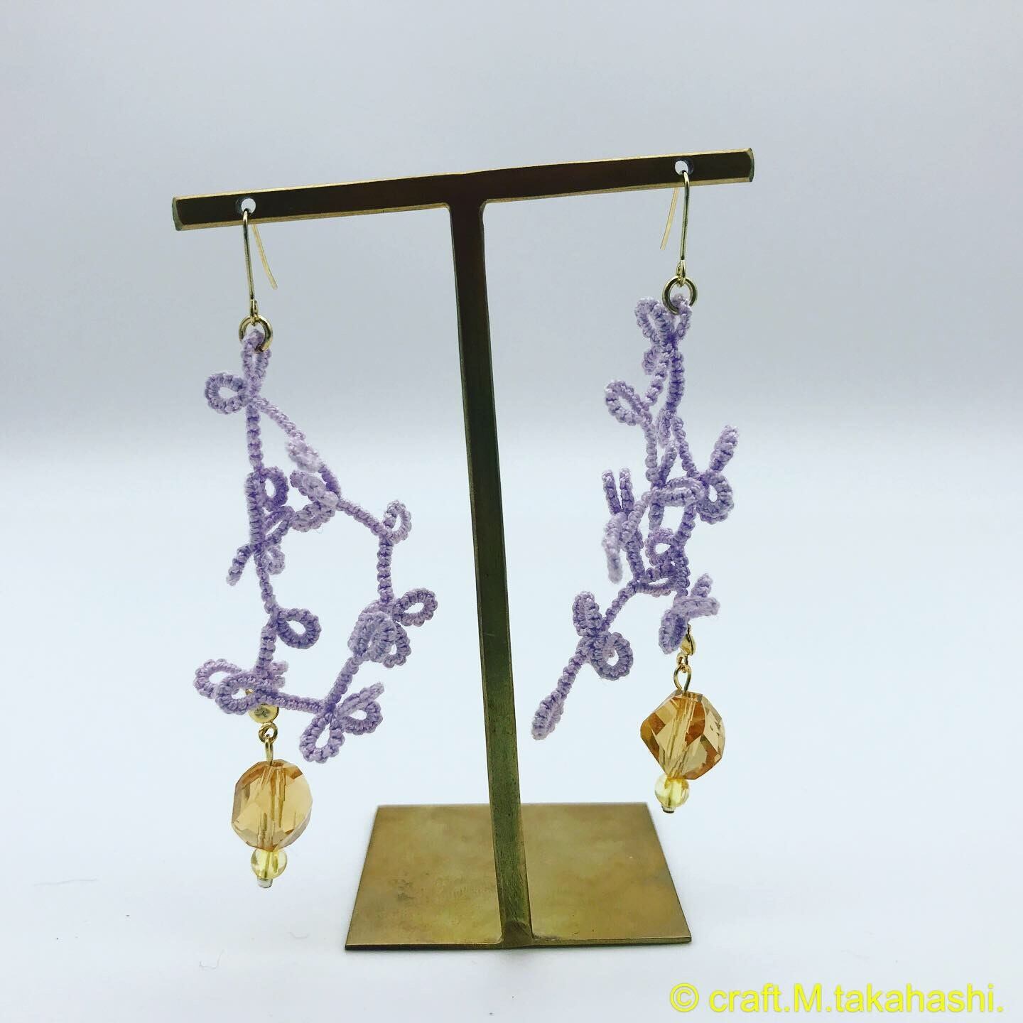 0135:ペールトーンの紫のレースとガラスビーズ のピアス