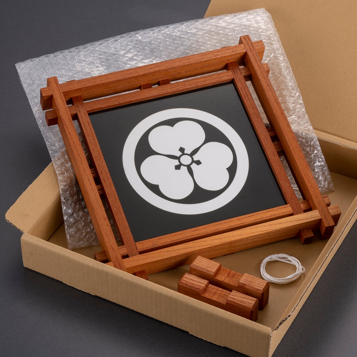 稲荷抱き稲］組子細工の家紋パネル (28×28×10cm) (木枠:白, 台座