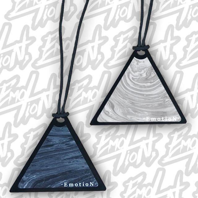 EmotioN Marble Pattern Triangle Necklace