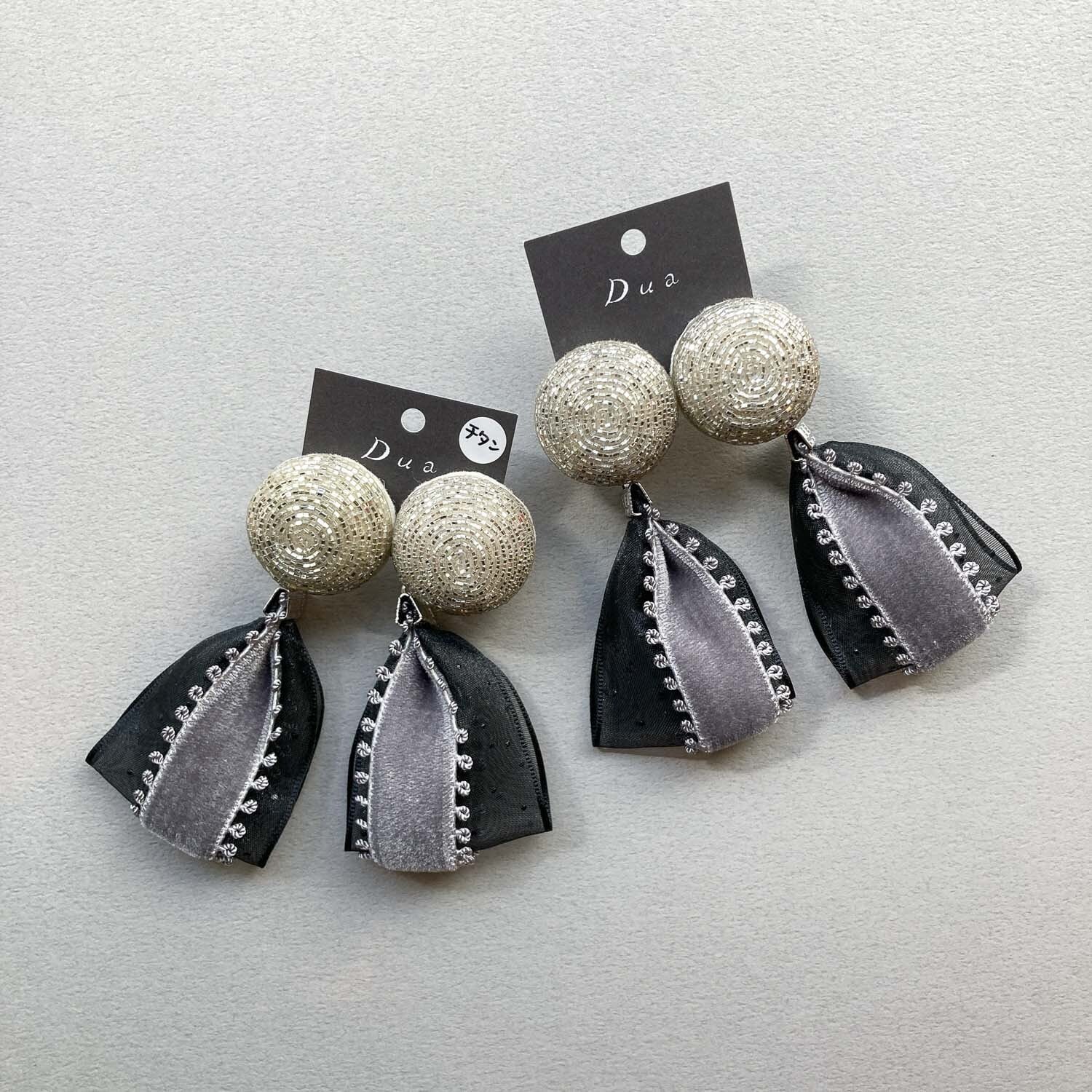 フランスヴィンテージカボションとダブルリボンのシックな〈ピアス