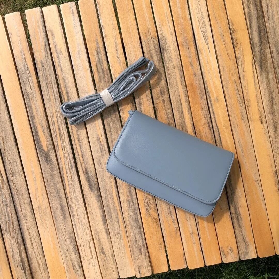 シンプルショルダーバッグ