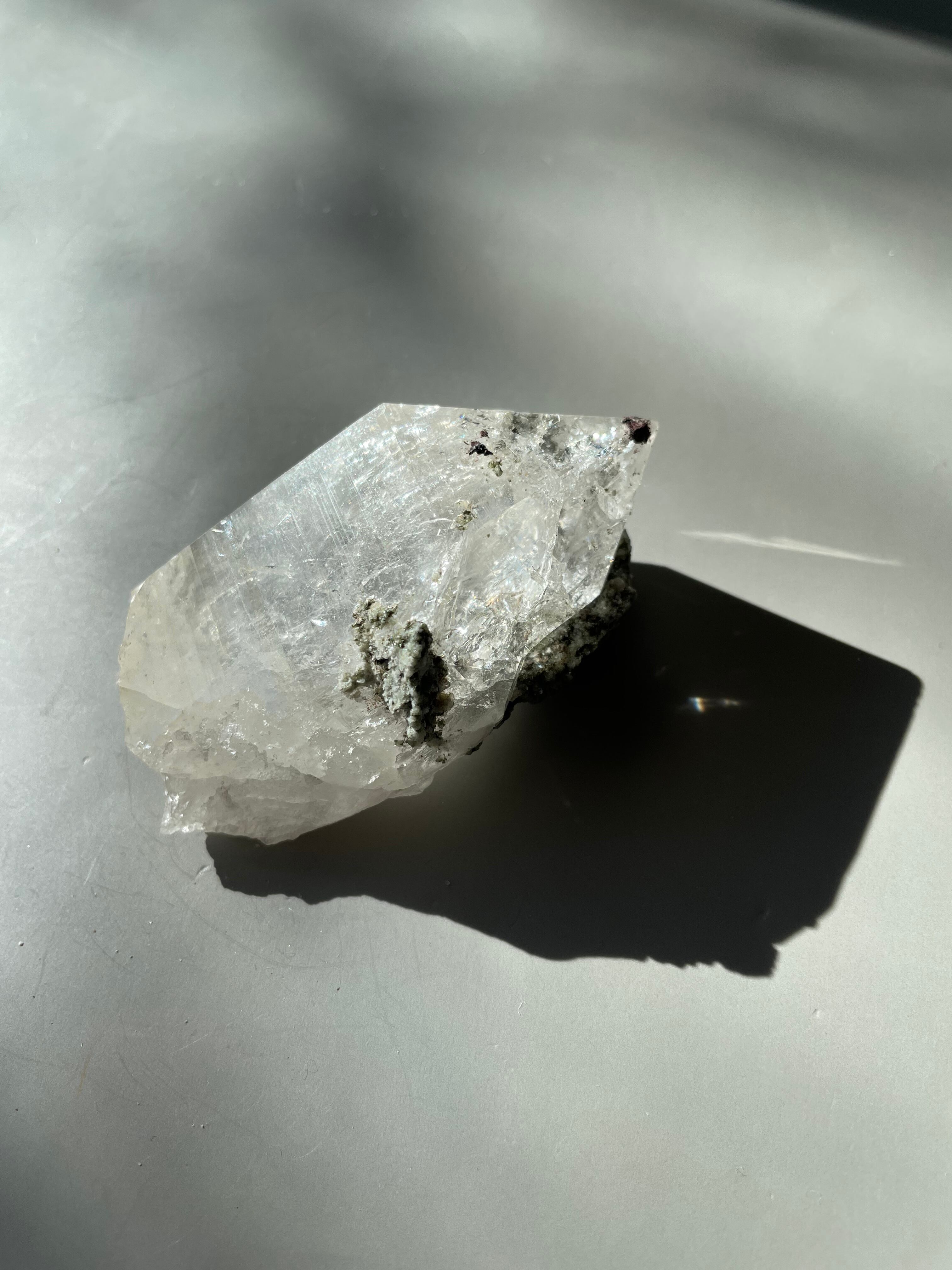 パキスタン　ギルギット　スカルドゥ産　ヒマラヤ水晶　マイカ　クローライト　虹