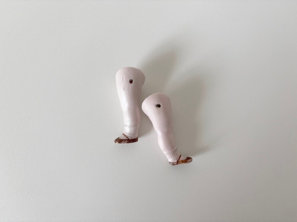 【FRANCE】ワンストラップシューズを履いたビスクドールの足/ The feet of a bisque doll wearing one-strap shoes