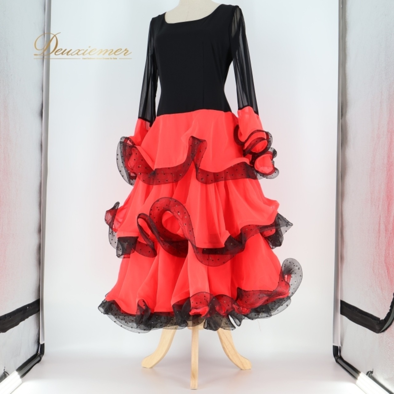 社交ダンス 衣装 ワンピース ドレス 赤 黒 パーティ 発表会 フリル レース ホースヘア ボリューム 伸縮 デモ 競技 ダンス ブラック系 レッド系 スカート ふんわり 大きな袖 女性用 エレガント おしゃれ パーティードレス ダンス衣装 フォーマル フリルスカート レディース