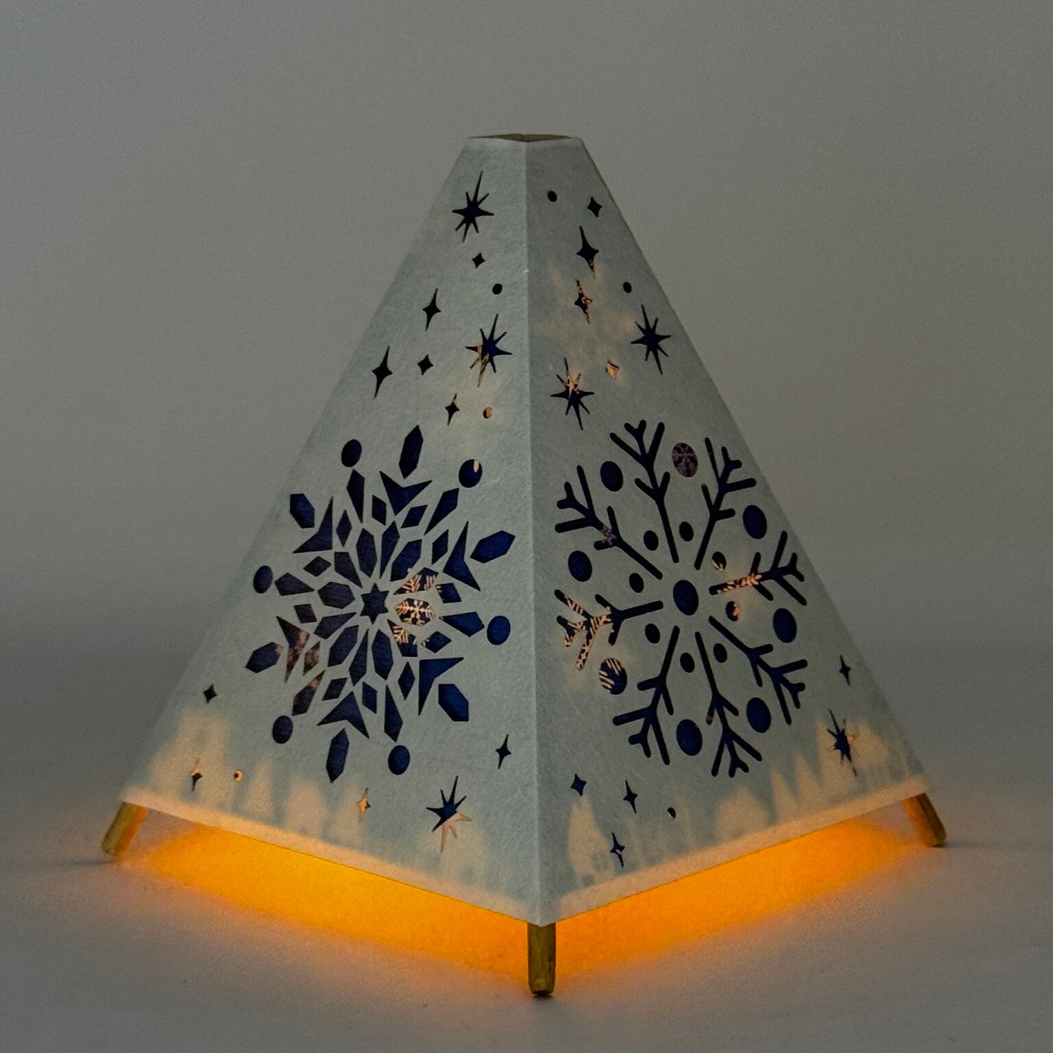 木の行燈 ランプ 雪の結晶模様 六角形ベース クリスマスツリー型 wAndon 雪の結晶 (ゆらぎLEDキャンドルライト付き) | LiveDesign.Labo