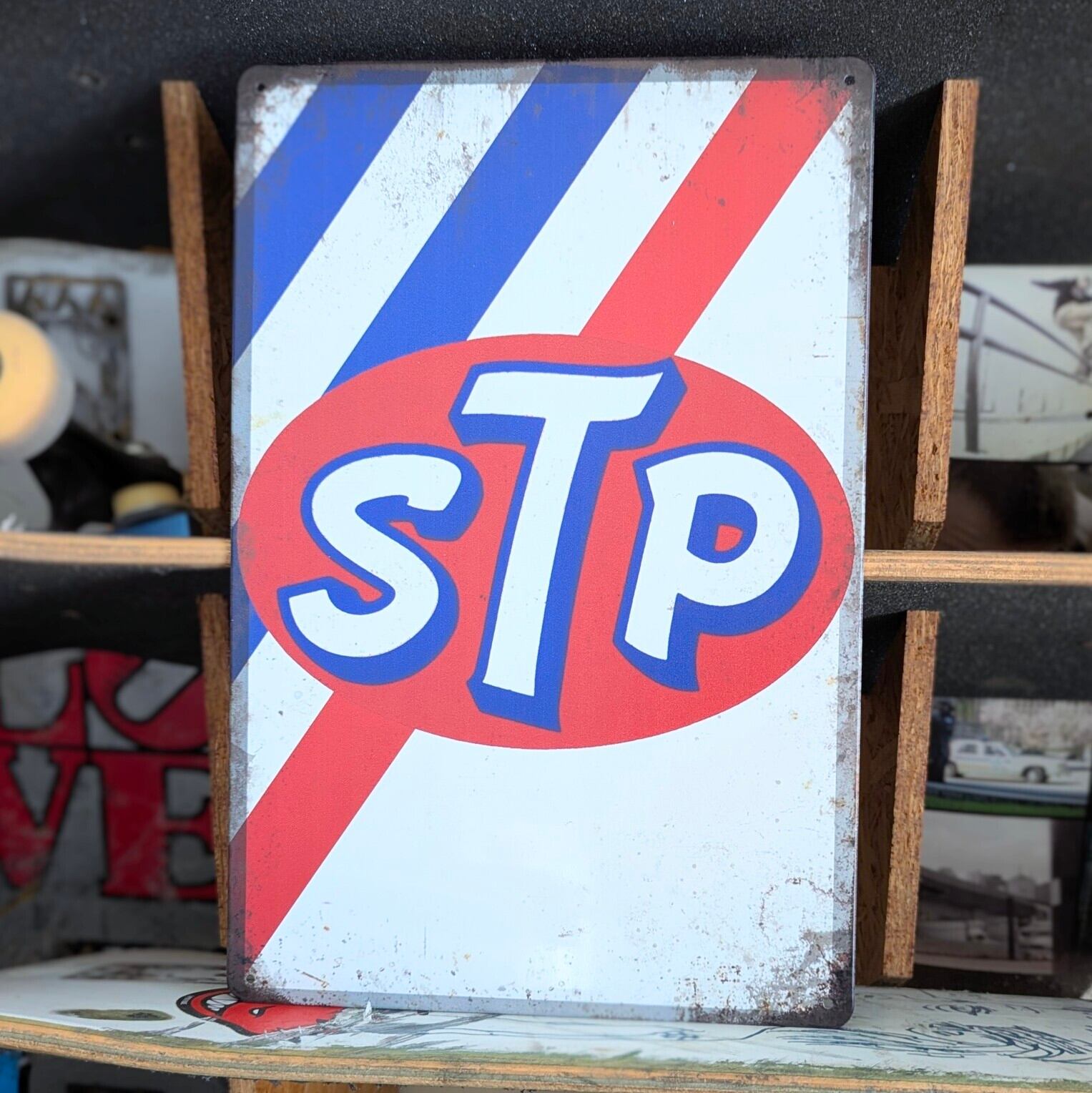 送料無料!ちょうどいいブリキ看板 【 STP Scientifically Treated Petroleum ) 】METAL SIGN / メタルサイン / ブリキ看板 / サインボード / ビンテージ加工〚アメリカン雑貨 アメトイ〛