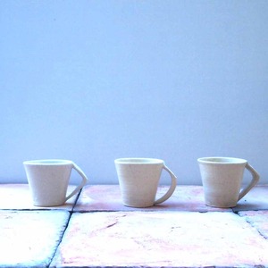 岩田圭介(陶)灰マグ (写真右)