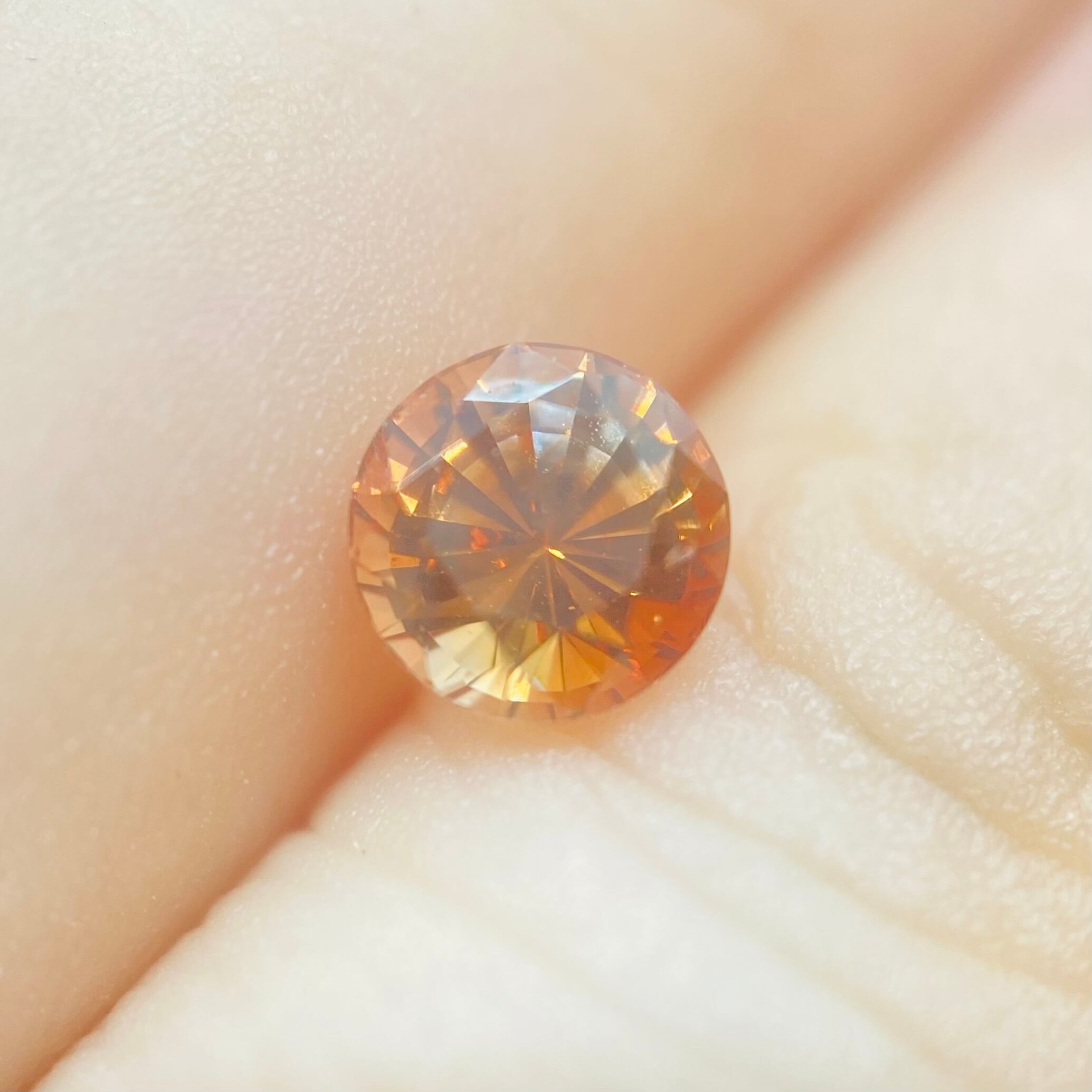 輝き、色味の素晴らしいオレンジブルーのサファイア