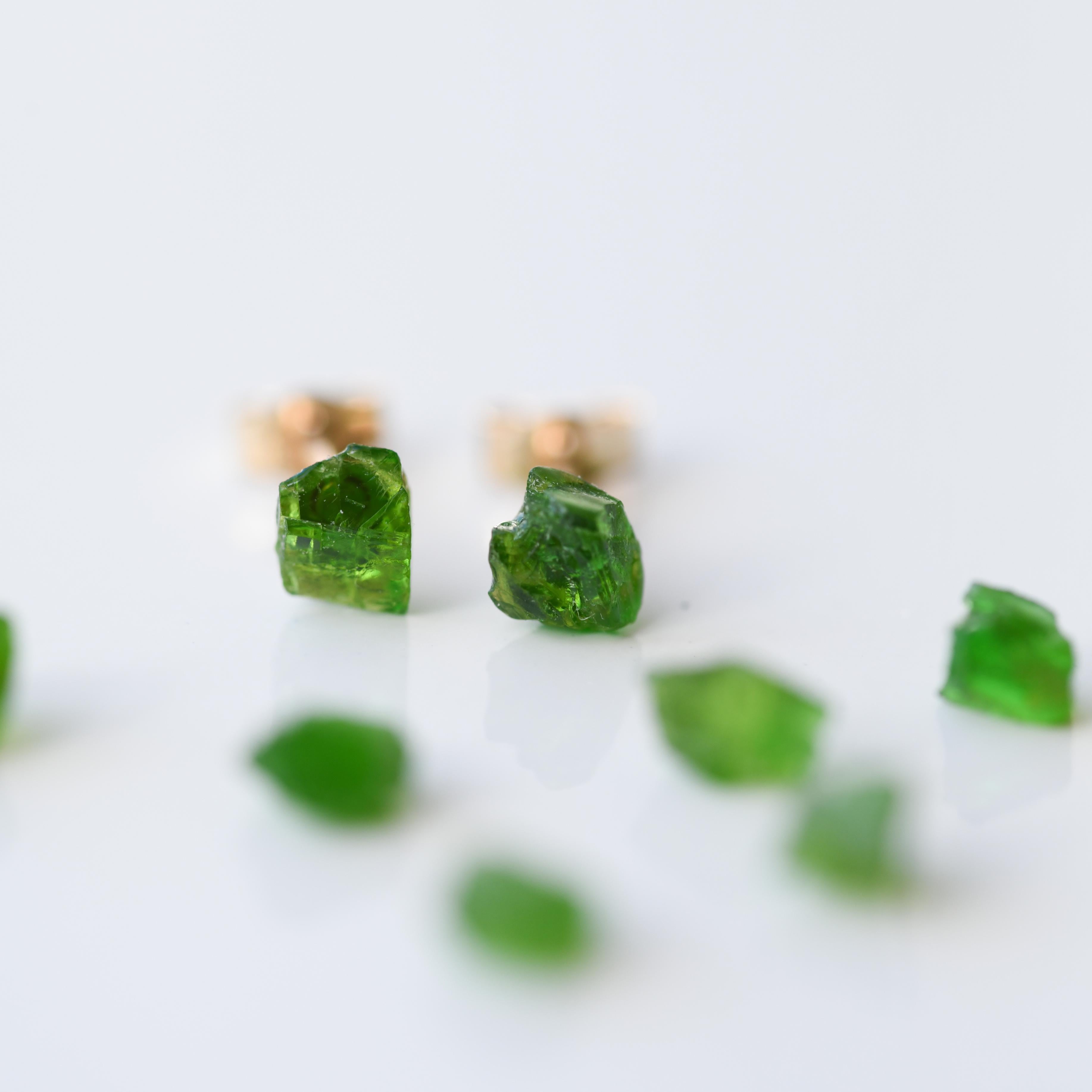 グリーントルマリン ミニピアス 原石 鉱物 天然石 シンプル 仕事