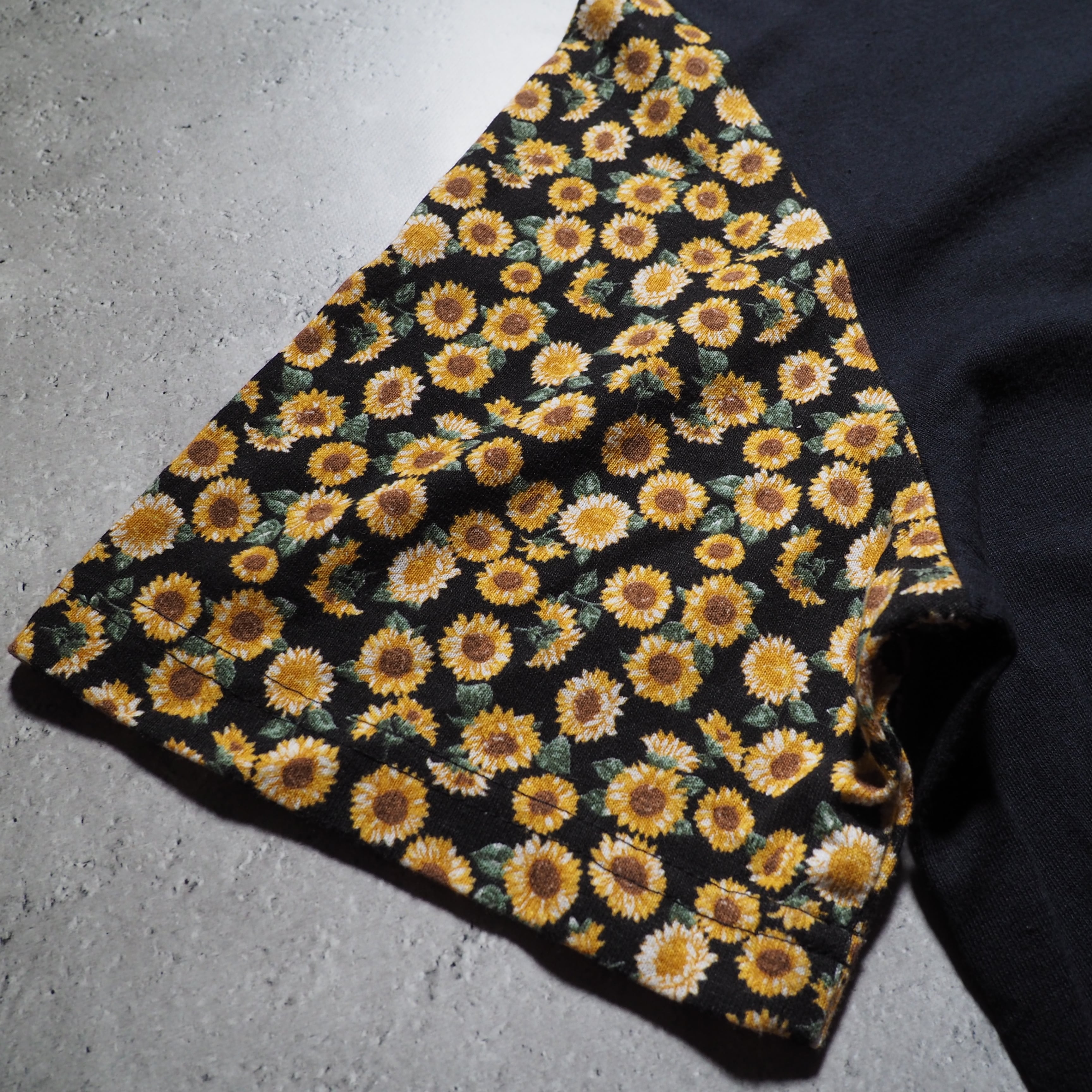 1990s ” Sun flower ” painted vintage loose SS Tee (made in usa)