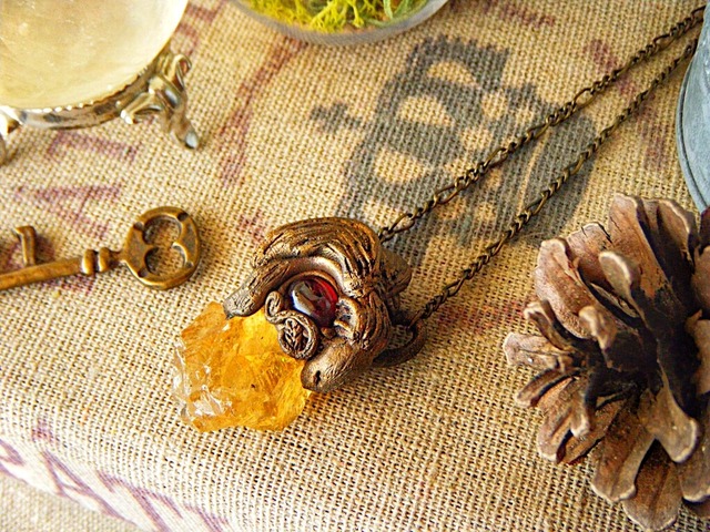 【ゴールデンカルサイトxガーネット】竜のお守りペンダント