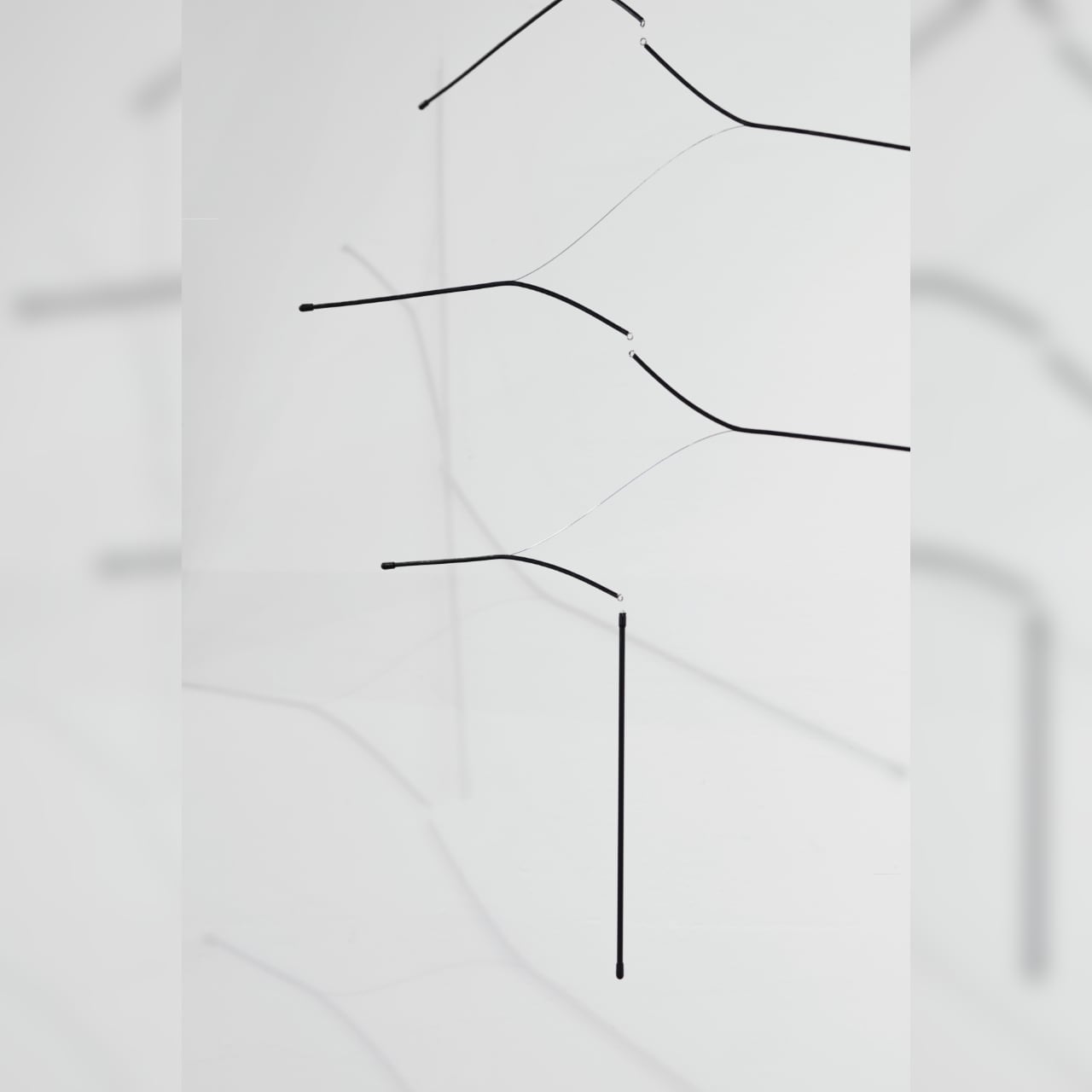 ステンレスとガラスチューブのシンプルなモビール》energy flow Black