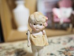 はにかみ屋の女の子　ピンクリボンとベージュスカート　ジャパンビスク 画像4
