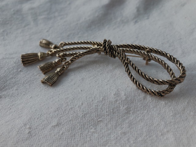 Vintage rope and tassel motif brooch