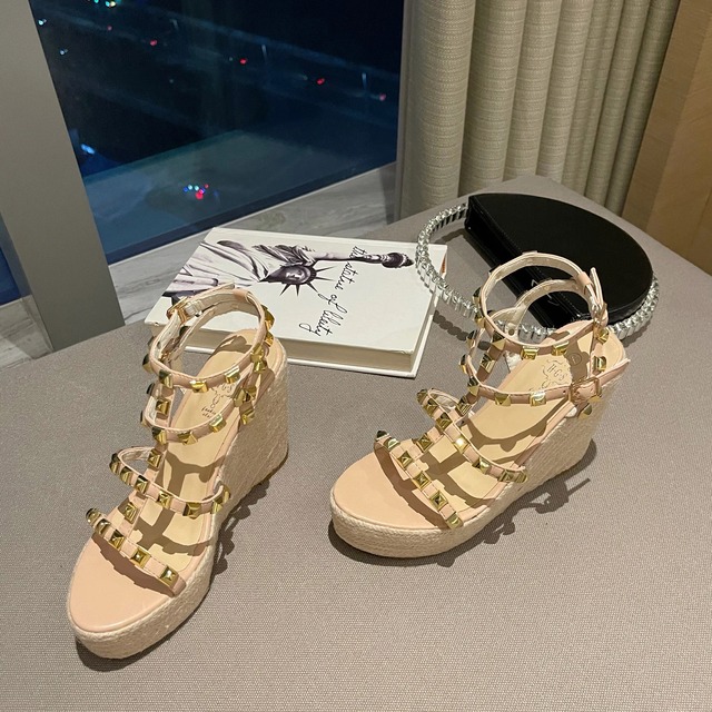 スタッズウェッジソールサンダル