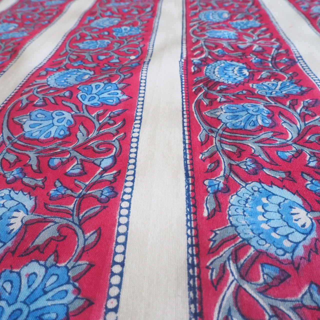 ブロックプリント生地【50cm単位】インド綿 ストライプ柄 白×赤×水色 #55423-RD3