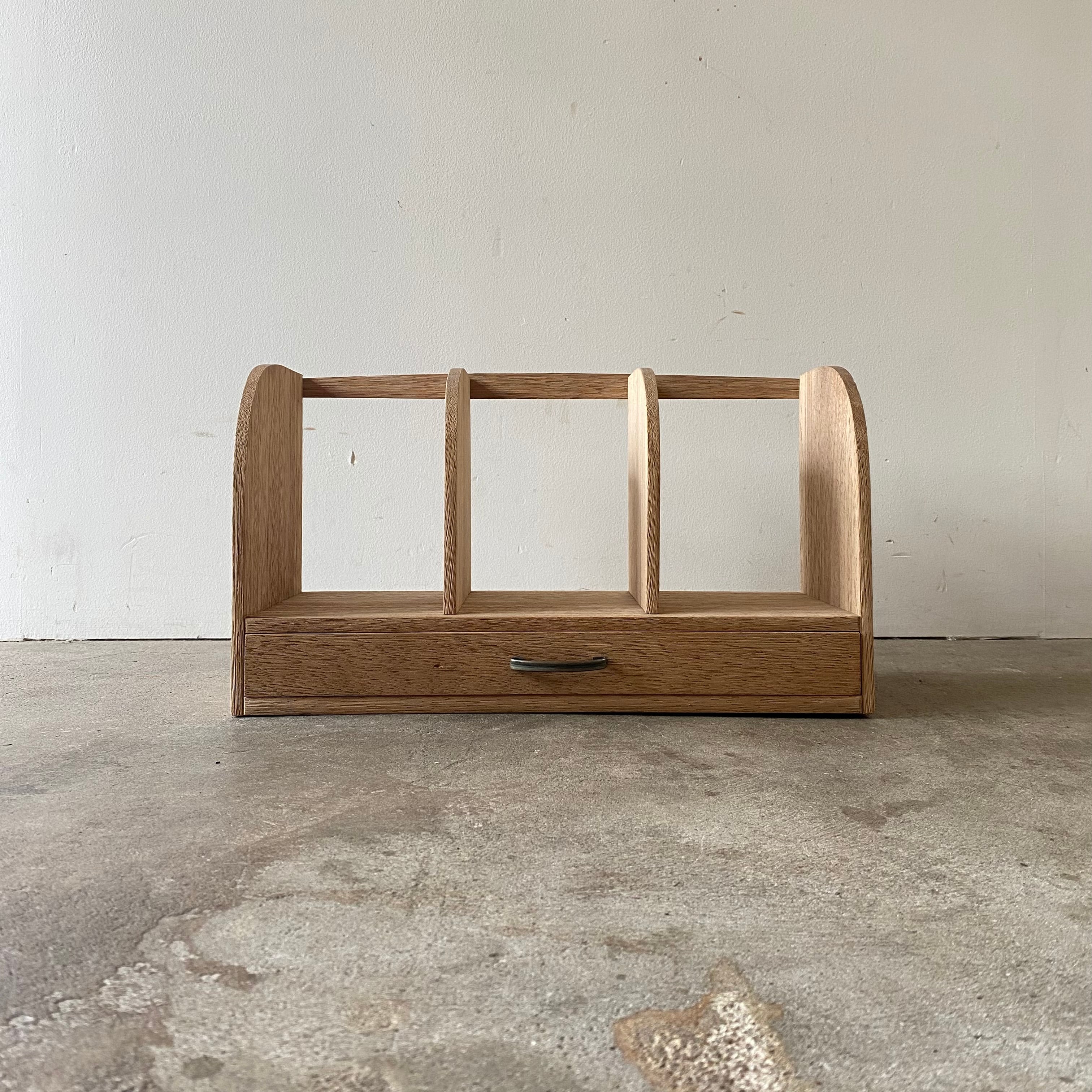 引き出し付きの本立て　0922