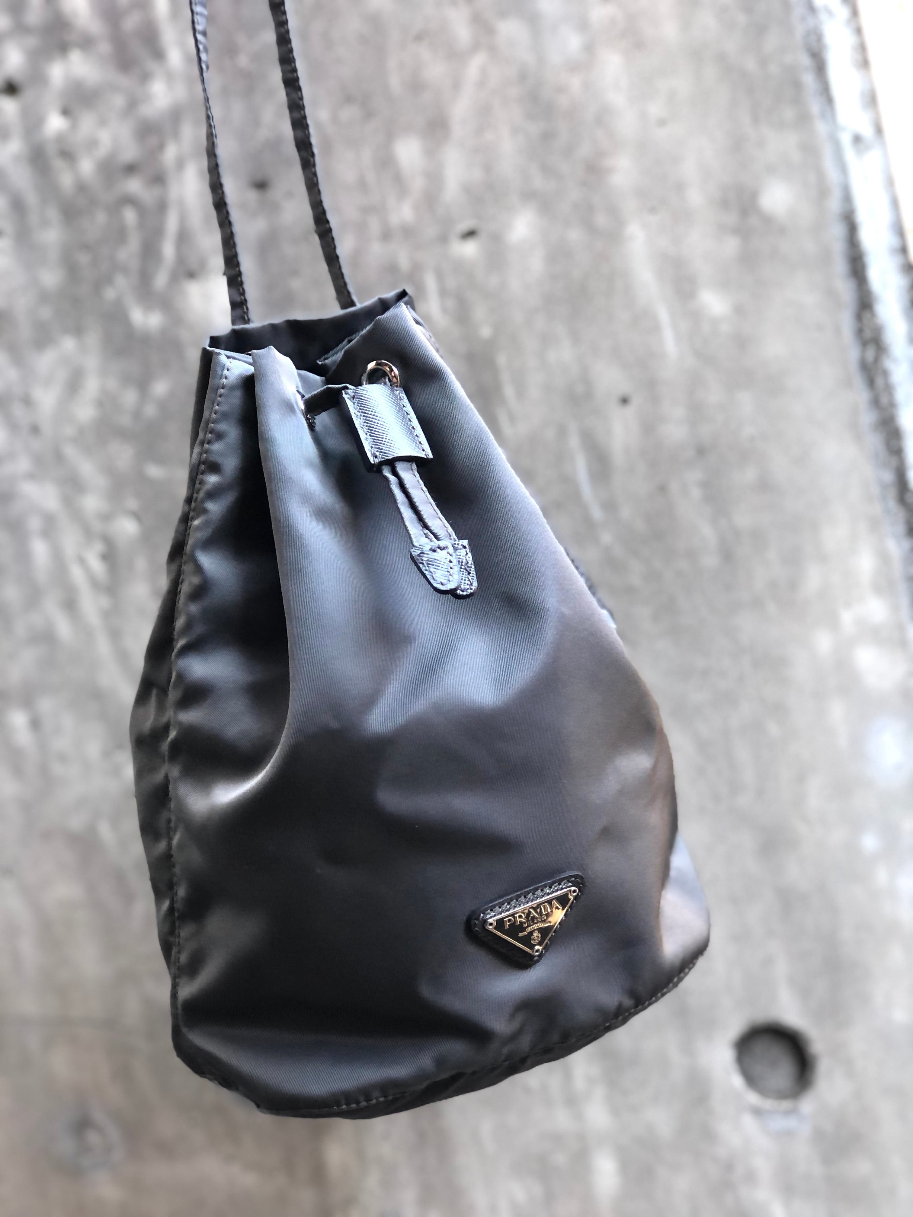 【美品】PRADA ロゴ ショルダーバッグ グレー レザー