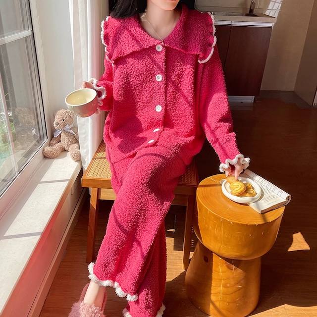 【送料無料】 パジャマ 2色 長袖 Vネック 襟付き Aライン プルオーバー フリル 厚手生地 もこもこ 厚手 ふゆ ふわふわ 寒さ対策 防寒 ナイトウェア ルームウェア 上下セット 点セット トップス パンツ ボトム 可愛い 大人可愛い シンプル カジュアル おしゃれ フェミニン ガーリー ラグジュアリー 無地 冬 レディース 女性用 ママ 部屋着 普段使い リモートワーク ファッション 楽ちん 体型カバー 着痩せ リラックスタイム ブラック レッド 大人カラー ニュアンスカラー