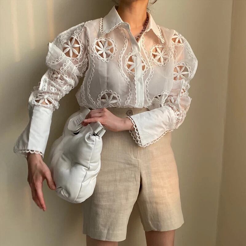 春長袖白ブラウス女性のセクシーな中空花刺繍シャツヴィンテージルーズ