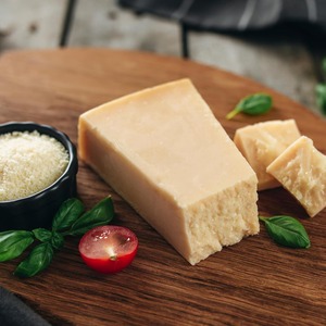 イタリア産 グラスフェッド パルミジャーノ・レッジャーノ 24ヶ月以上熟成 1kg 業務用 Grassfed Parmigiano Reggiano Cheese 24+ Months Aged 1kg | Whole & Bulk